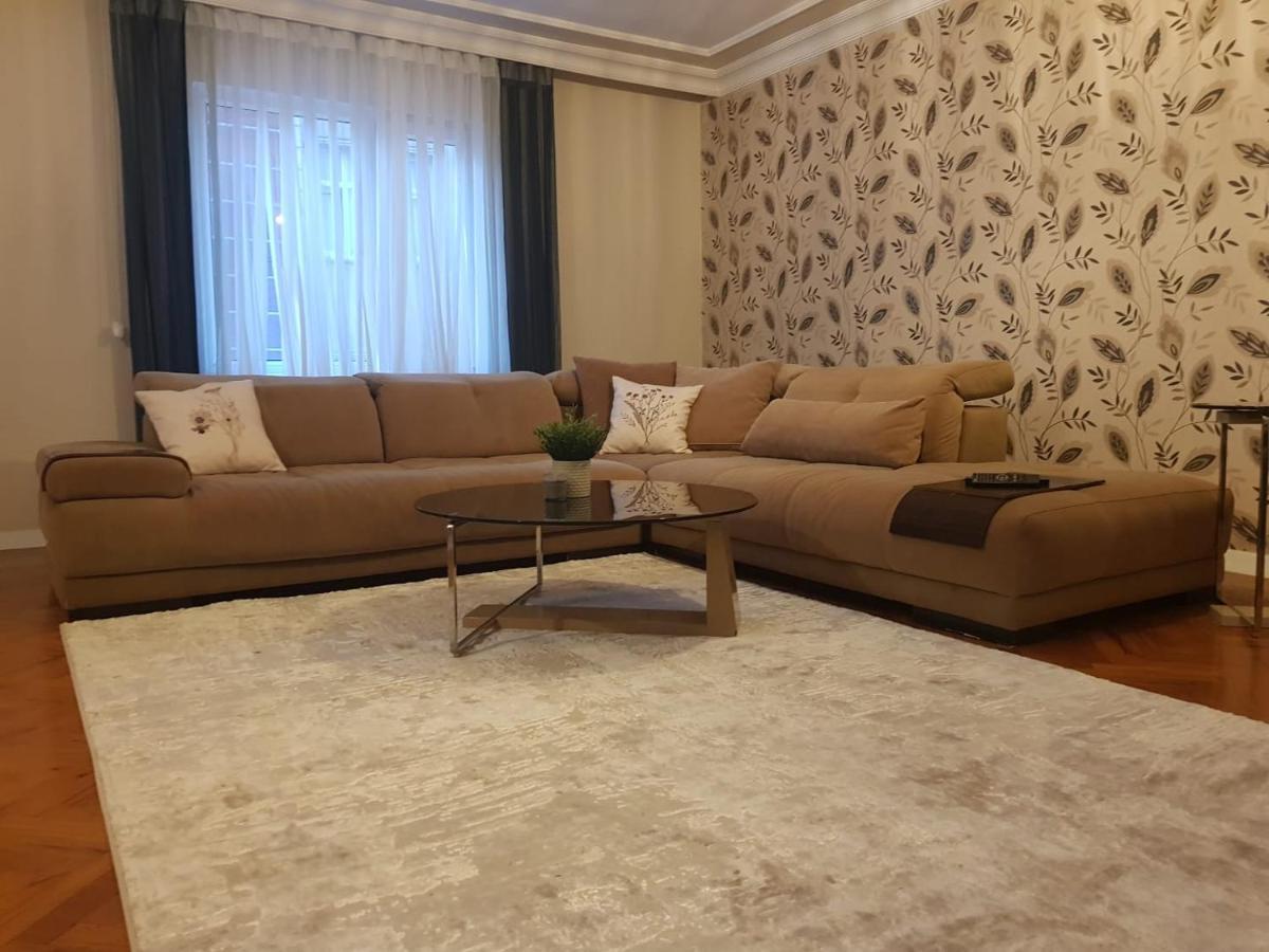 5 Minutes To Subway Apartament